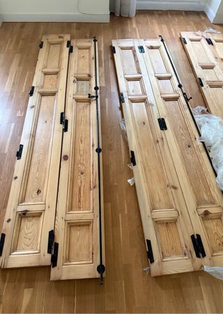 Contraventanas antiguas madera restauradas balcón