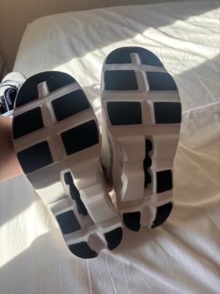 On Running Zapatillas Blancas y Grises