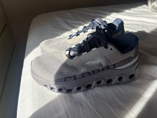 On Running Zapatillas Blancas y Grises