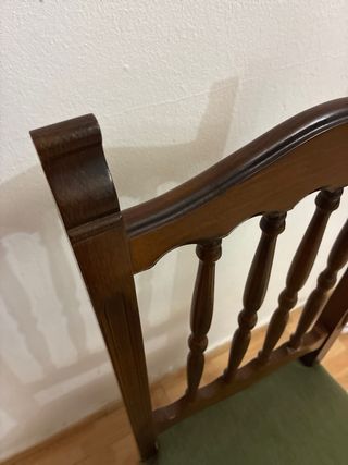 Silla de madera con asiento de terciopelo