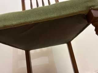 Silla de madera con asiento de terciopelo