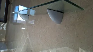 Scaffale in vetro con supporti metallici