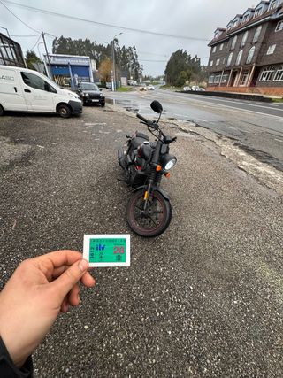 UM Renegade 125cc Moto Cruiser Negra/Roja