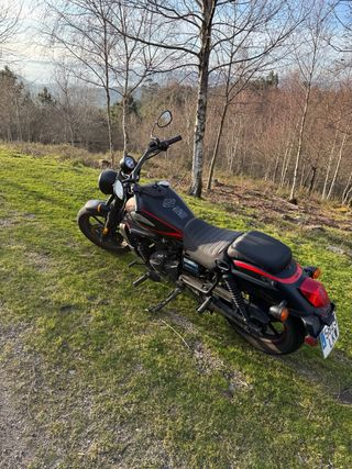 UM Renegade 125cc Moto Cruiser Negra/Roja