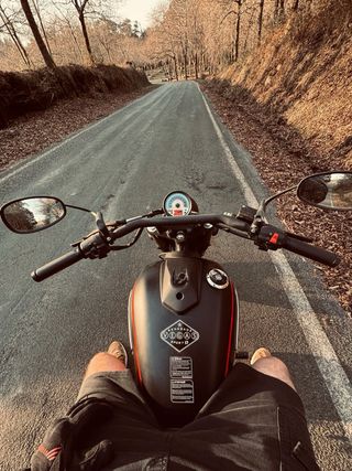 UM Renegade 125cc Moto Cruiser Negra/Roja