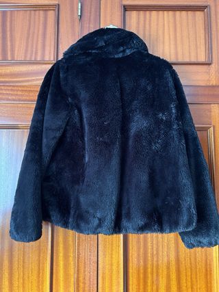 Abrigo corto pelo sintético negro