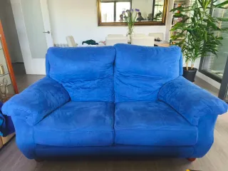 Sofá 2 plazas azul tela tipo ante.