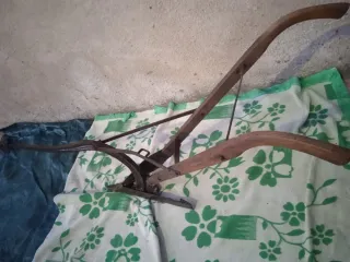 Arado antiguo de madera y metal