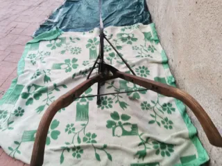 Arado antiguo de madera y metal