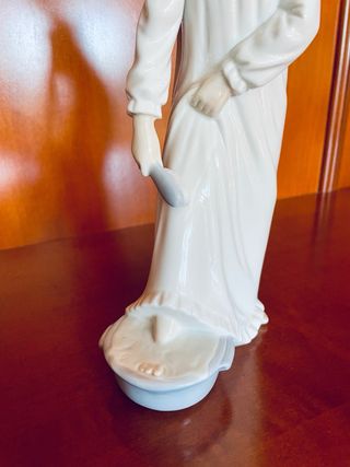 Figura NAO by Lladró Niña con Cesta