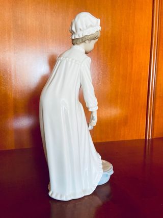 Figura NAO by Lladró Niña con Cesta