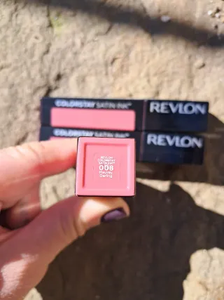 Lote Revlon: Maquillaje y Bolso Rojo
