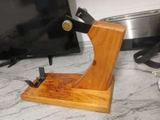 Jamonero de madera y metal