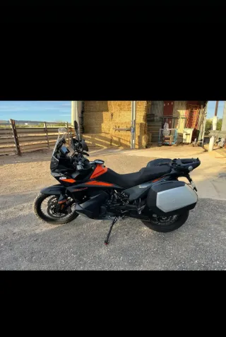 KTM 890 Adventure Negra y Naranja