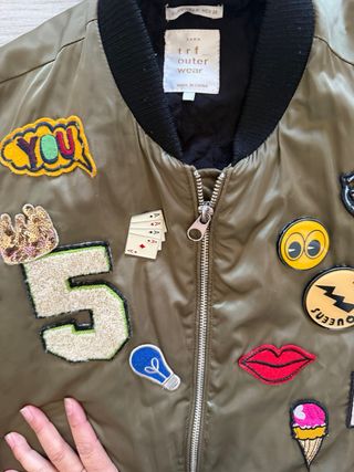 Bomber Jacket con Parches Multicolor