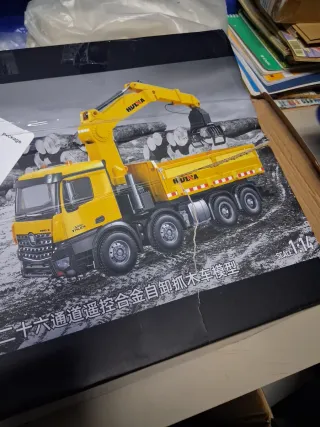 Camión Teledirigido con Grúa y Mando