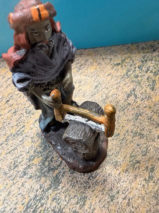 Figura Belén de hombre serrando un tronco