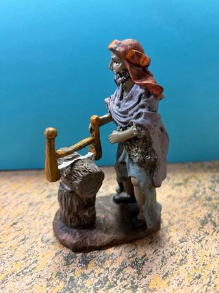 Figura Belén de hombre serrando un tronco