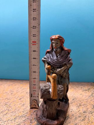 Figura Belén de hombre serrando un tronco