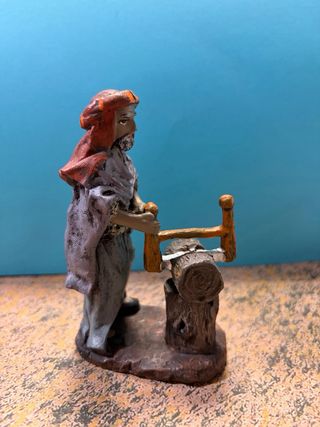 Figura Belén de hombre serrando un tronco