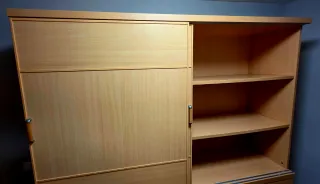 Armario con estanterías y cama plegable.DESMONTADO