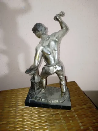 Figura de herrero con yunque