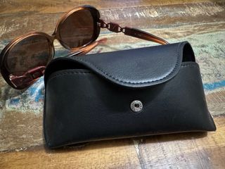 Gafas de sol Loewe doradas y rojas