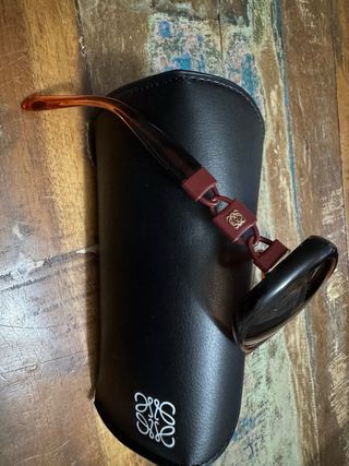 Gafas de sol Loewe doradas y rojas