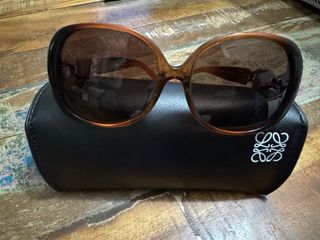 Gafas de sol Loewe doradas y rojas