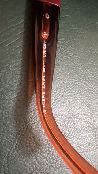 Gafas de sol Loewe doradas y rojas