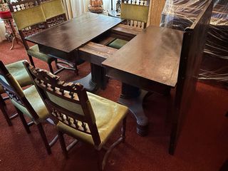 Mesa de comedor antigua de madera con seis sillas