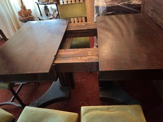 Mesa de comedor antigua de madera con seis sillas