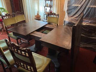 Mesa de comedor antigua de madera con seis sillas