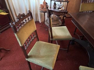Mesa de comedor antigua de madera con seis sillas