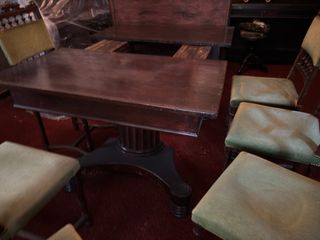 Mesa de comedor antigua de madera con seis sillas