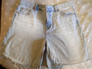 Bermudas vaqueras desgastadas