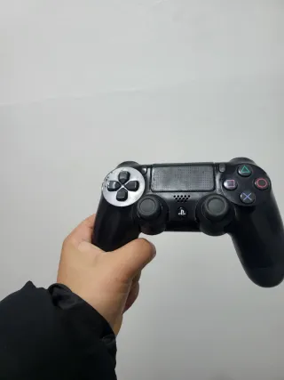 Consola PS4 Slim Negra con la nueva version