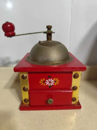 Molinillo de café antiguo madera rojo