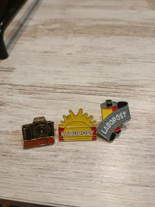 Lote de 3 pines: Cámara Canon, Sol Labopost
