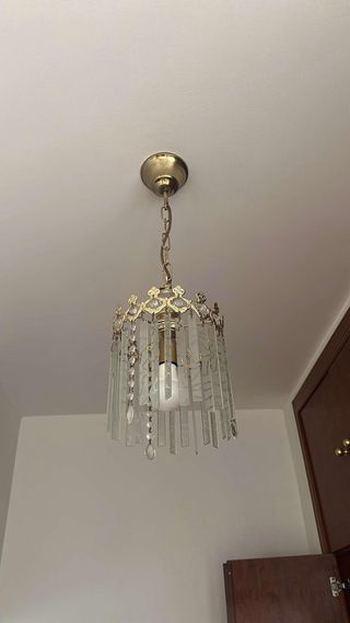 Lámpara de techo colgante dorada y cristal
