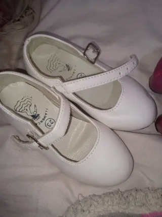 Zapatos blancos niña talla 21 y 23 dispongo
