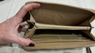 Cartera billetera beige con asa