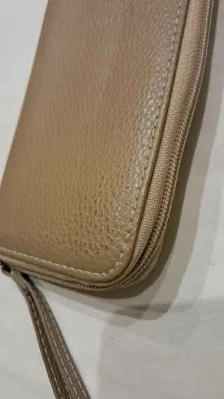 Cartera billetera beige con asa