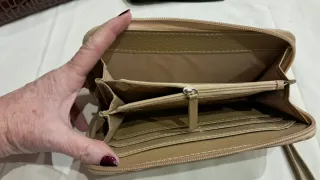 Cartera billetera beige con asa