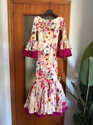 Traje de flamenca blanco y buganvilla