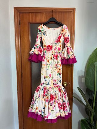 Traje de flamenca blanco y buganvilla