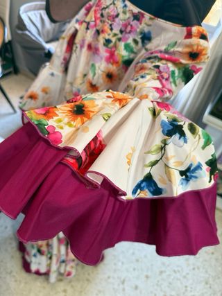 Traje de flamenca blanco y buganvilla