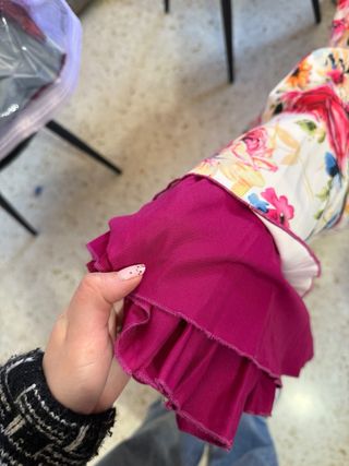 Traje de flamenca blanco y buganvilla