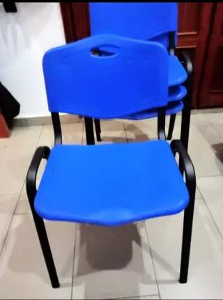 10 Sillas de oficina apilables azules y negras