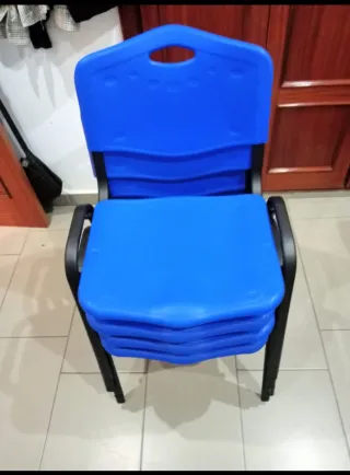 10 Sillas de oficina apilables azules y negras